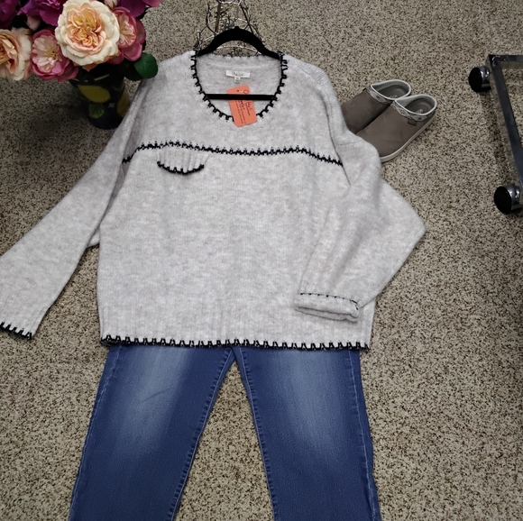 Oli & Hali Sweaters - 3896 Size XL Oli & Hali Light Cream Crewneck Sweater with Black Trim